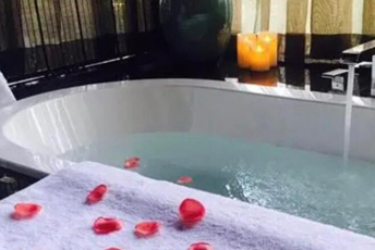 海口水疗池中的失重冥想：当身体学会漂浮